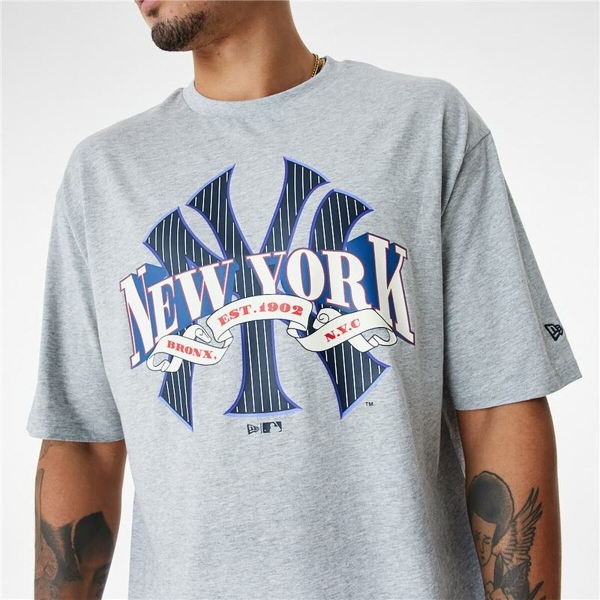 camiseta-de-manga-corta-hombre-new-era-mlb-arch-graphic-new-york-yankees-gris-claro_784325